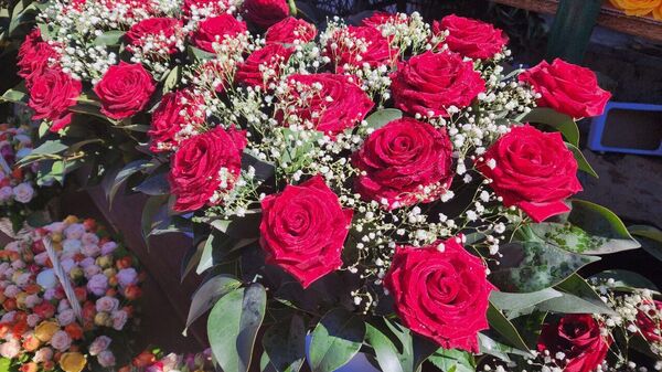 Цветочный рынок. Торговля цветами в День святого Валентина - Sputnik Грузия