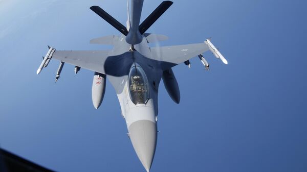 Американский истребитель F-16 Fighting Falcon. Архивное фото. - Sputnik Грузия