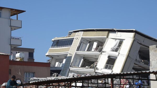Разрушенное здание в Ислахии, в сильно пострадавшем районе Газиантеп, Турция - Sputnik Грузия