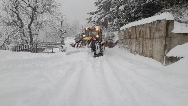 Расчистка дорог в высокогорной Аджарии после сильного снегопада - Sputnik Грузия