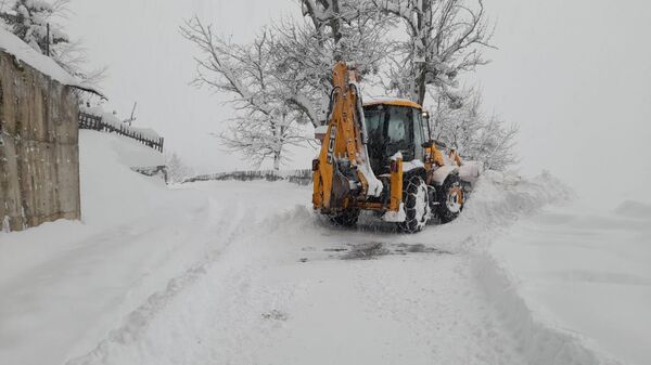 Расчистка дорог в высокогорной Аджарии после сильного снегопада - Sputnik Грузия