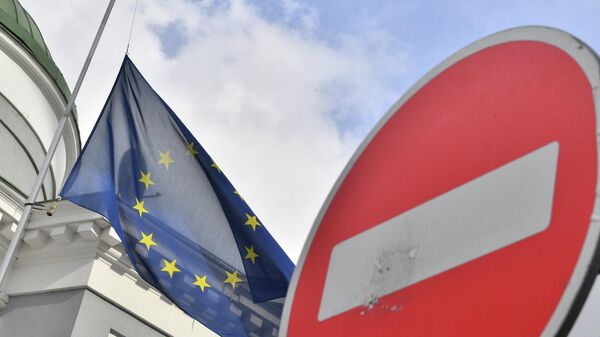 Флаг ЕС у здания представительства Европейского Союза в Москве. - Sputnik Грузия