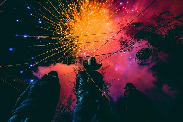 &quot;Взрыв галактики&quot;, он же новогодний фейерверк в городишке Санта-Роза-Хочиак, обернулся для Павла Велеса победой в национальной премии Мексики - Sputnik Грузия