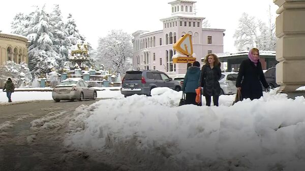 Снежный февраль: как выглядит Кутаиси в снегу - видео - Sputnik Грузия