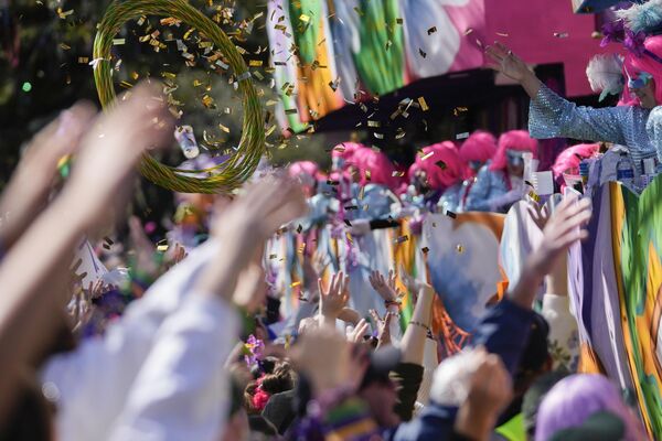 Самые масштабные и красочные карнавалы проводят на Марди Гра в Новом Орлеане –парад Бахуса и фестиваль известных джаз-оркестров - Sputnik Грузия