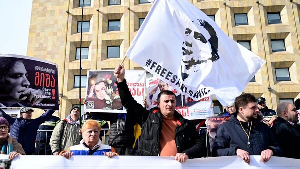 Сторонники Саакашвили требуют от властей освободить экс-президента - видео - Sputnik Грузия