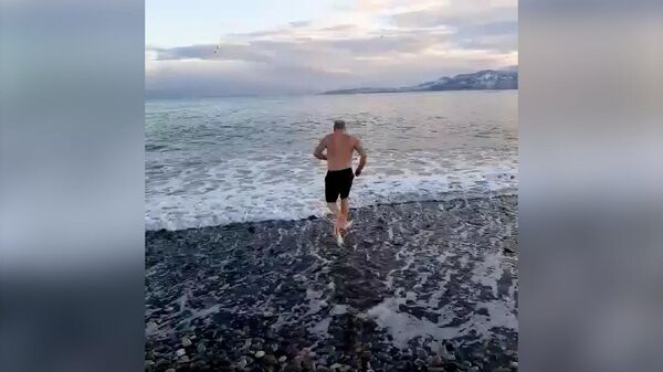 Как в Батуми зимой моржи купаются в ледяном море - видео - Sputnik Грузия