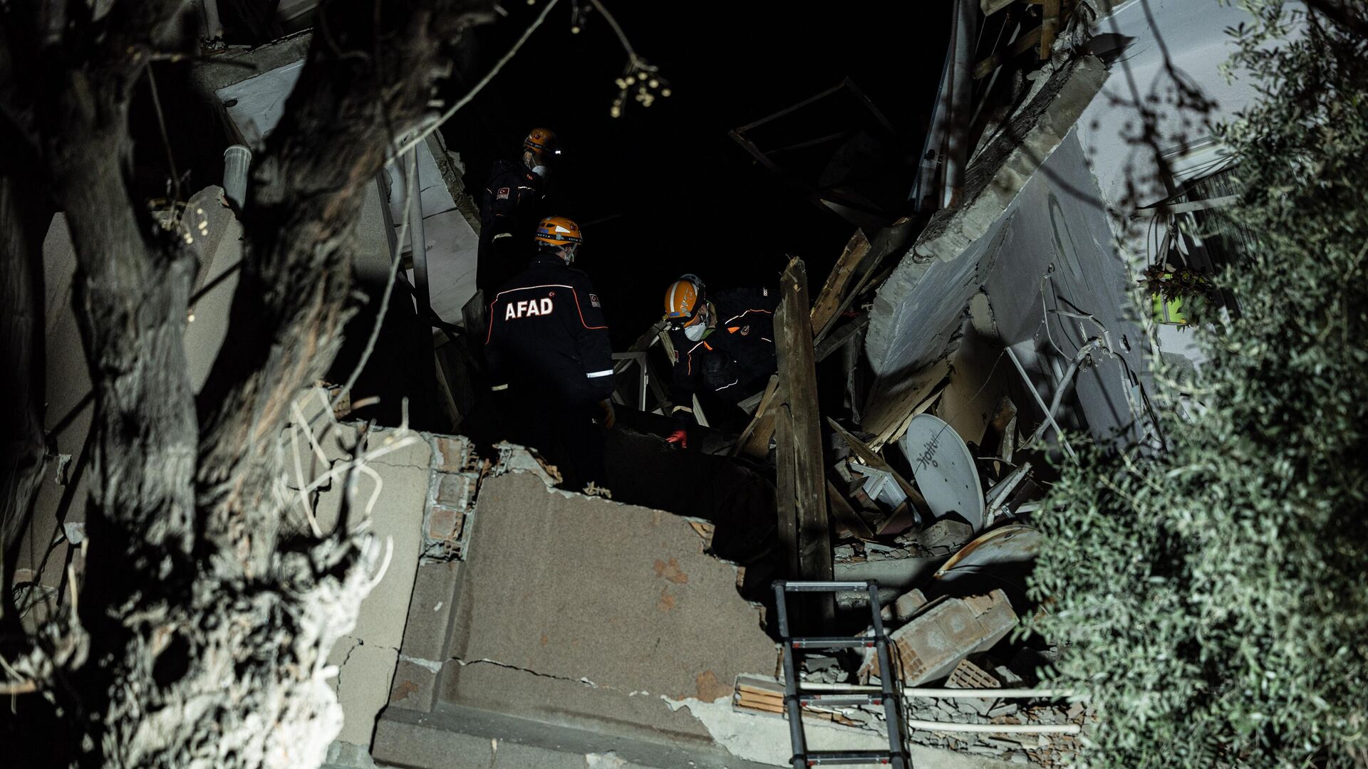 Спасатели ищут пострадавших в рухнувшем здании после второго землетрясения магнитудой 6,4, произошедшего в провинции Хатай на юге Турции, в Антакье - Sputnik Грузия, 1920, 16.03.2023