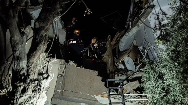 Спасатели ищут пострадавших в рухнувшем здании после второго землетрясения магнитудой 6,4, произошедшего в провинции Хатай на юге Турции, в Антакье - Sputnik Грузия
