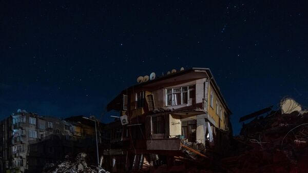 Поврежденное здание после второго землетрясения магнитудой 6,4, произошедшего в провинции Хатай на юге Турции в Антакье - Sputnik Грузия