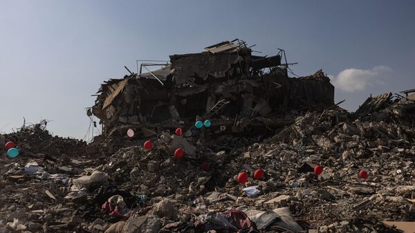 Красные воздушные шары, висящие на обломках рухнувших зданий как символ последних игрушек детей, погибших во время землетрясения в турецком городе Антакья - Sputnik Грузия