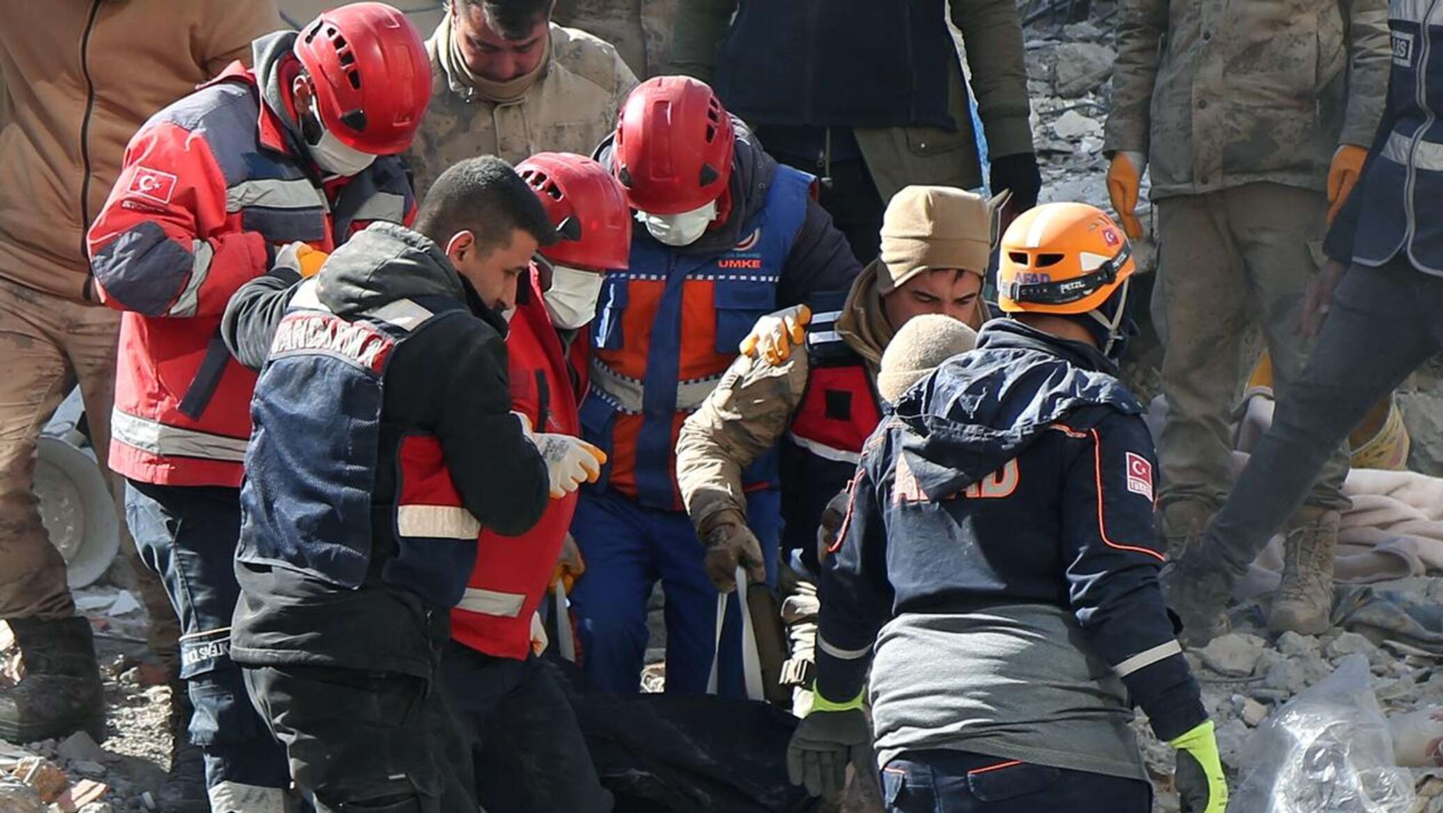 Хатай турция землетрясение. Турция люди. Люди из турции. Фоторепортаж события. Спасение людей под завалами.