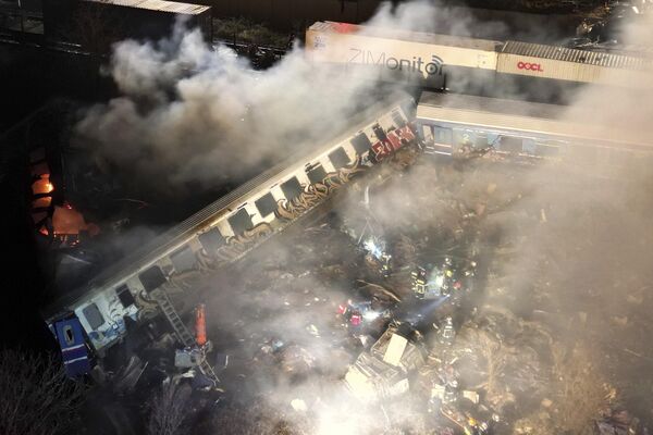 По меньшей мере 36 человек погибли и более 60 получили травмы в результате столкновения пассажирского и грузового поездов в Греции - Sputnik Грузия