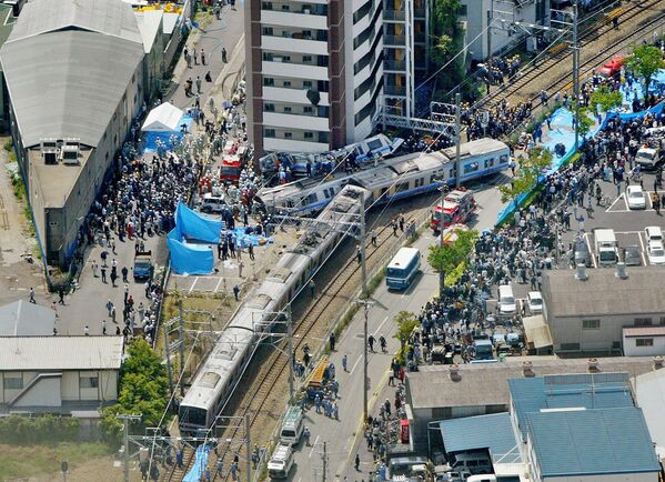 25 апреля 2005 года в городе Амагасаки в Японии сошли с рельсов пять из семи вагонов скоростной электрички. Первый вагон поезда на большой скорости врезался в 9-этажный жилой дом. Погибли 108 человек, ранения получили более 450 - Sputnik Грузия