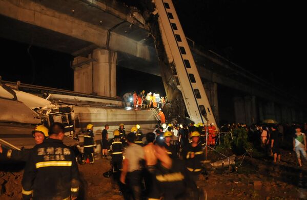 Шесть вагонов сошли с рельсов, еще четыре вагона упали с высоты от 20 до 30 метров с виадука, по которому двигались поезда 23 июля 2011 года в Китае - Sputnik Грузия