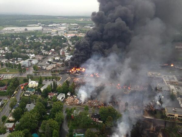 Взрыв состава с нефтью произошёл 6 июля 2013 года в городке Лак-Мегантик, расположенном в Восточных кантонах канадской провинции Квебек. Известно о 42 погибших, еще 5 человек числятся пропавшими без вести - Sputnik Грузия