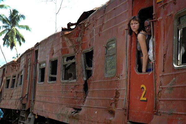 26 декабря 2004 года недалеко от деревни Пералия (Южная провинция Шри-Ланки) произошла одна из крупнейших железнодорожных катастроф. Огромные волны цунами накрыли железнодорожный путь и уничтожили поезд. Точное число погибших в поезде неизвестно. По официальным данным, в Коломбо в поезд сели 1 500 пассажиров, но данных о количестве людей, подсевших на промежуточных остановках, нет. Приблизительно в поезде ехали 1 900 человек, но выжили лишь 150 из них - Sputnik Грузия