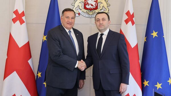 Ираклий Гарибашвили и президент Европейского олимпийского комитета Спирос Капралос - Sputnik Грузия