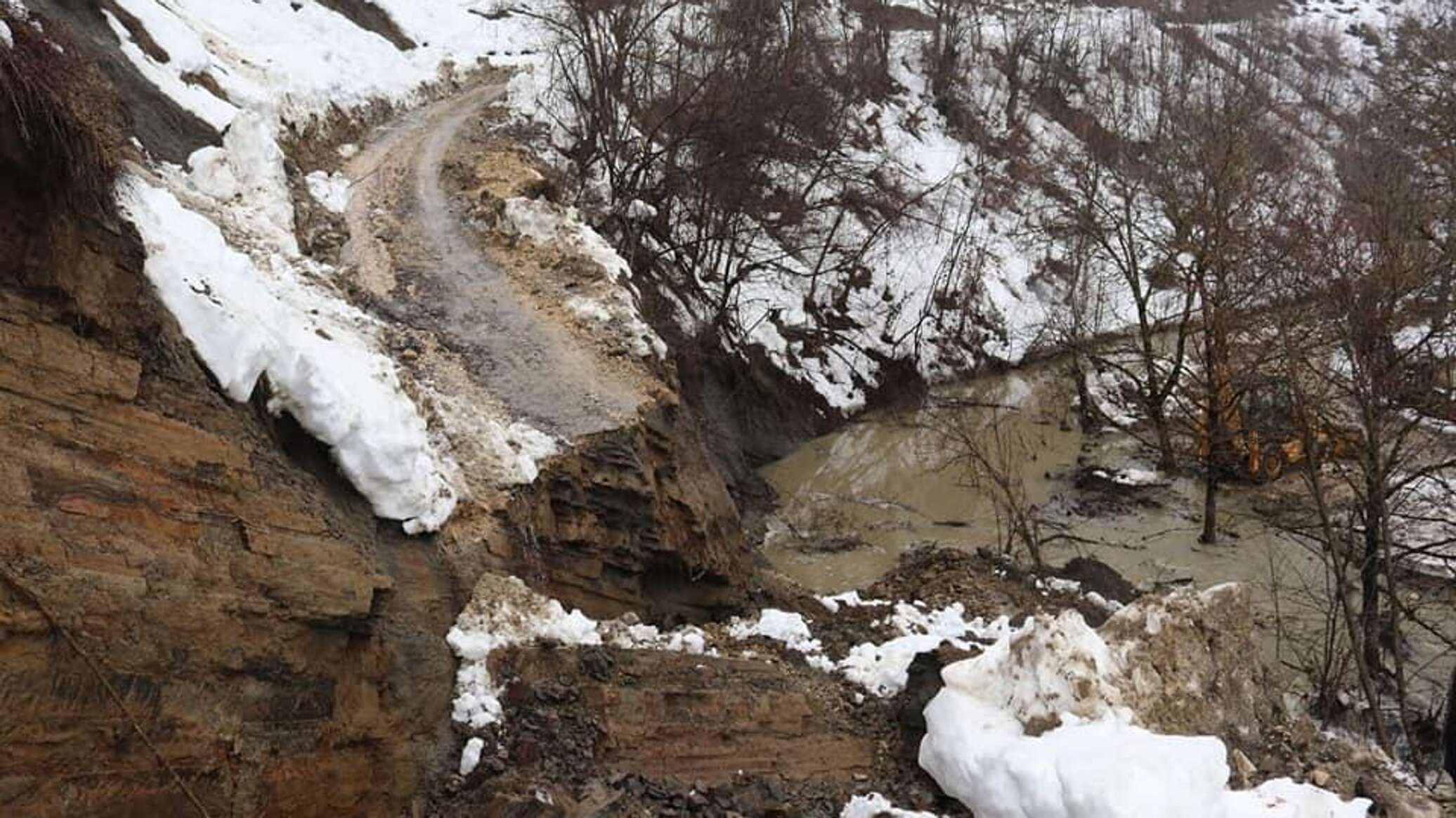 Оползень сошел в горах Сванети