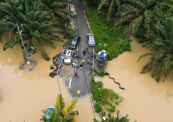 На юге Малайзии, где расположены Джохор и пострадавшие штаты Паханг и Негери Сембилан, сейчас сезон муссонных дождей - Sputnik Грузия