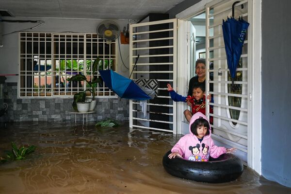 Наводнение в некоторых районах штата приобрело катастрофические масштабы - Sputnik Грузия