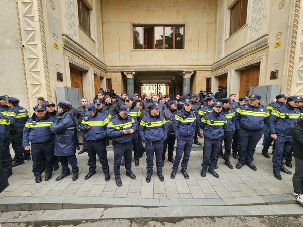Все последние дни парламент Грузии, входы и выходы из него охранют усиленные наряды полиции - Sputnik Грузия