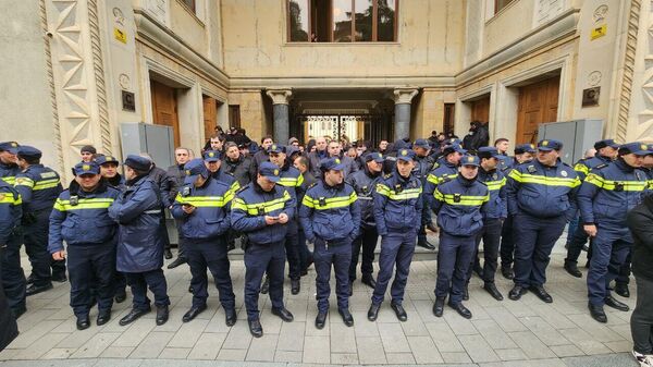 Патрульная полиция у здания парламента Грузии охраняет верхний вход 6 марта 2023 года - Sputnik Грузия