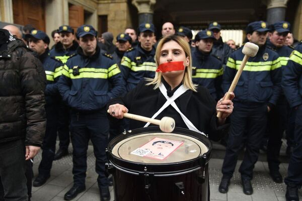 Категорический настрой участников акции словно фиксируют барабанщики - Sputnik Грузия