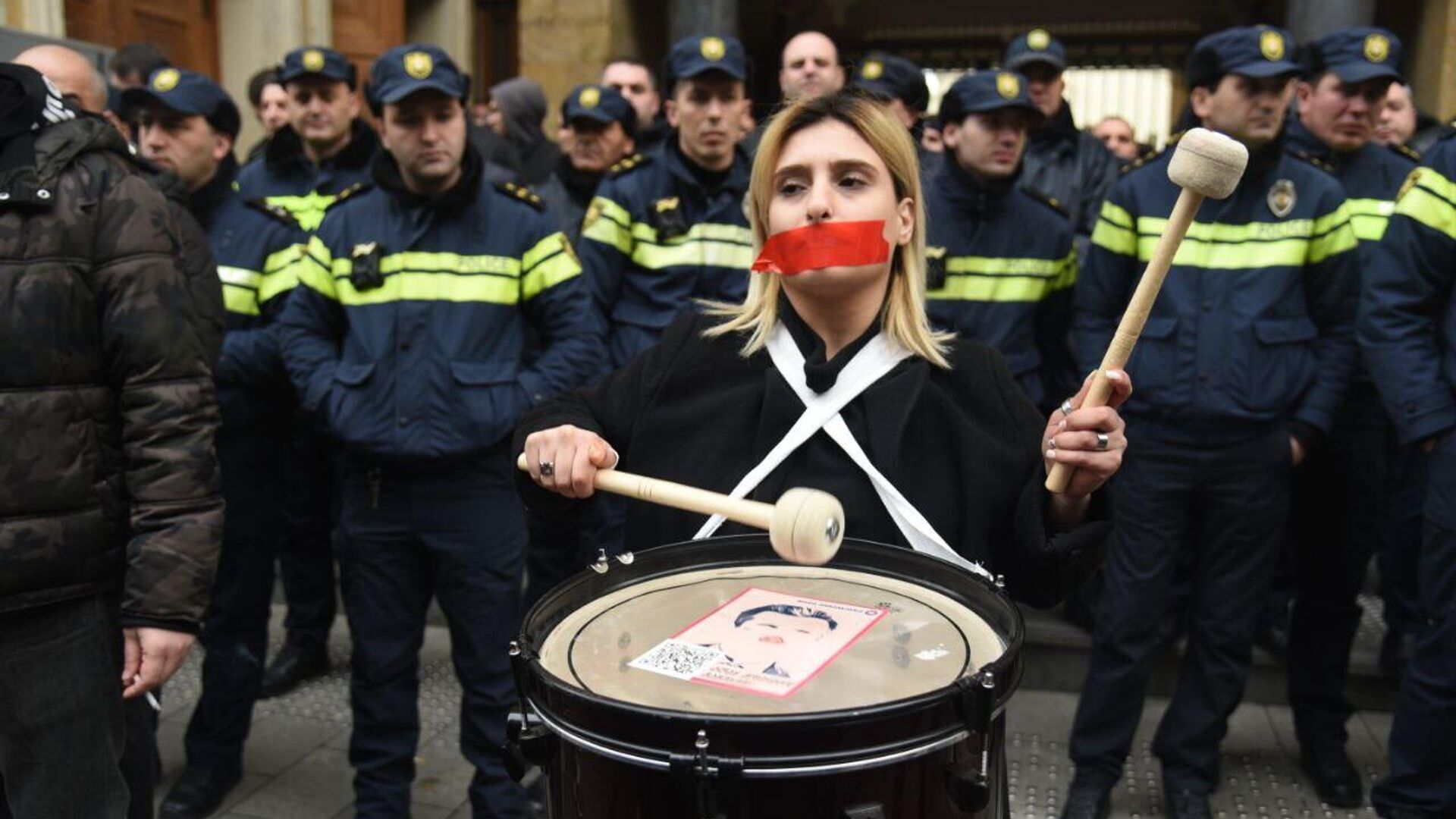 Акция протеста против закона об иноагентах у здания парламента Грузии 6 марта 2023 года - Sputnik Грузия, 1920, 13.03.2023