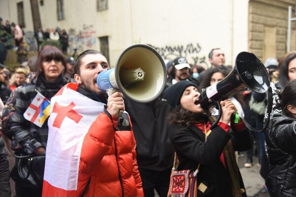 Протесты носят мирный характер, хотя их участники уже не раз вступали в стычки с полицией, ряд сторонников оппозиции был задержан - Sputnik Грузия