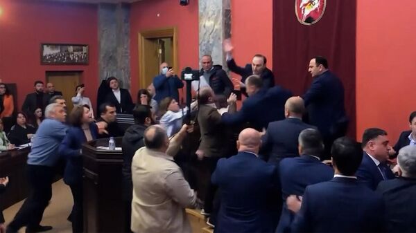 Горячее утро в парламенте Грузии: потасовка в зале заседаний - видео - Sputnik Грузия