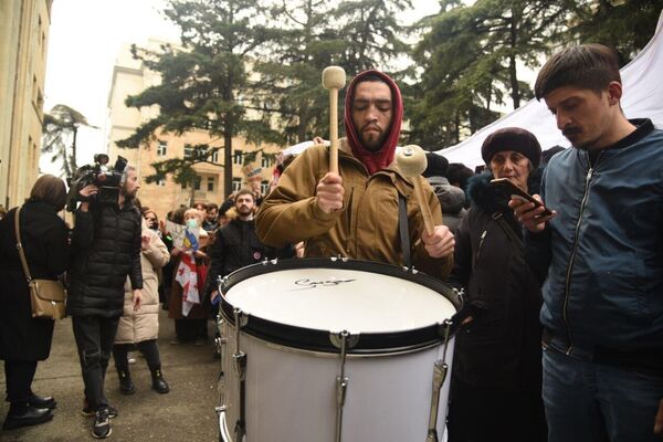 Тут же к крикам митингующие добавляется барабанная дробь - некоторые участники акции бьют в барабаны - Sputnik Грузия