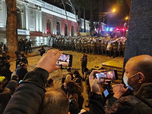 Полиция начала применять водометы у одного из боковых выходов из здания парламента Грузии - Sputnik Грузия