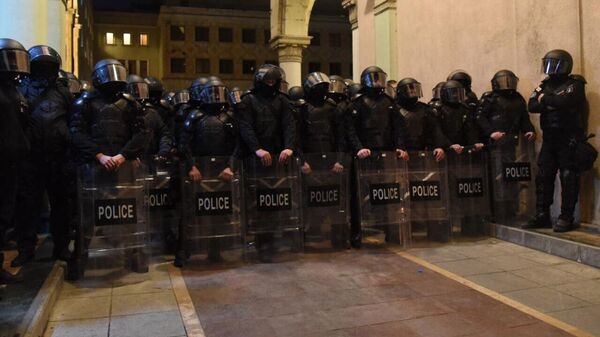 Как полиция пыталась разогнать протестующих у парламента Грузии - видео - Sputnik Грузия