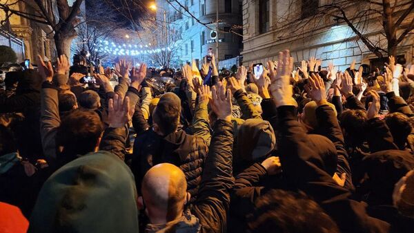 Акция протеста против принятия закона об иноагентах у здания парламента Грузии 7 марта 2023 года - Sputnik Грузия