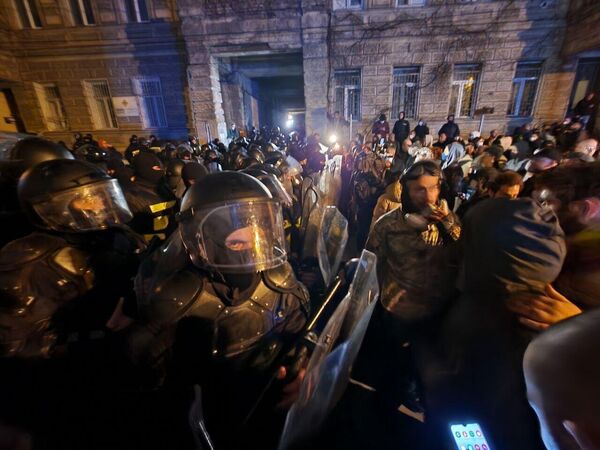 Все же, спустя несколько часов после применения слезоточивого газа, силы полиции заняли улицы, где расположены боковые входы в парламент - Sputnik Грузия