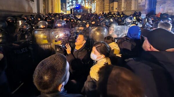 Митингующие против полиции: люди не испугались водометов - видео - Sputnik Грузия