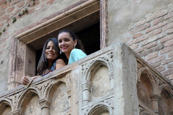 Девушки на балконе &quot;Дома Джульетты&quot; в Вероне, Италия - Sputnik Грузия