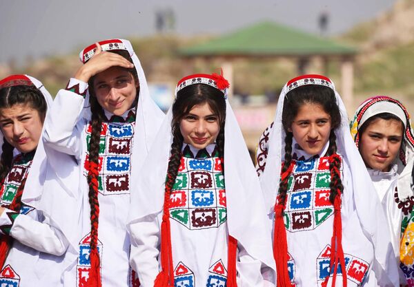 Участницы празднования Навруза в Гиссарской крепости в Таджикистане - Sputnik Грузия