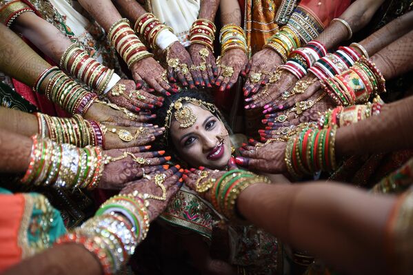 Индийская невеста на массовой свадьбе в Сурате - Sputnik Грузия