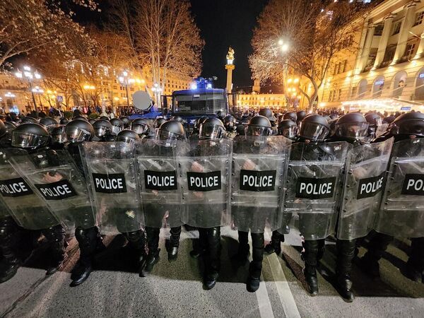 Затем спецназ начал движение, также против протестующих применялся слезоточивый газ. В итоге люди покинули территорию уже в ночь на 8 марта - Sputnik Грузия
