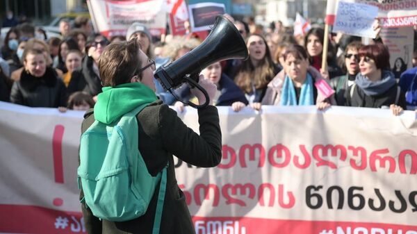 Кремль обеспокоен акциями протеста в Грузии – Песков