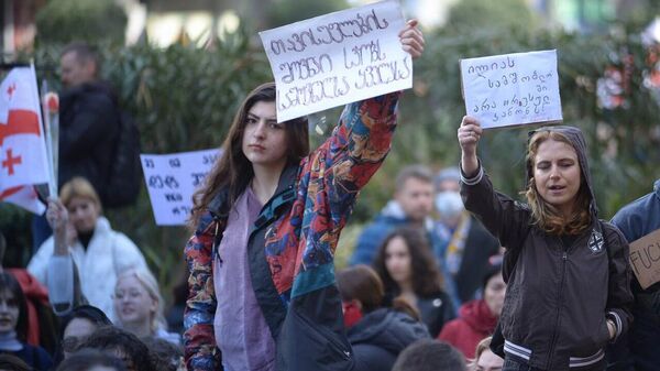 В столице Грузии женщины вышли на улицы против закона об иноагентах - видео - Sputnik Грузия