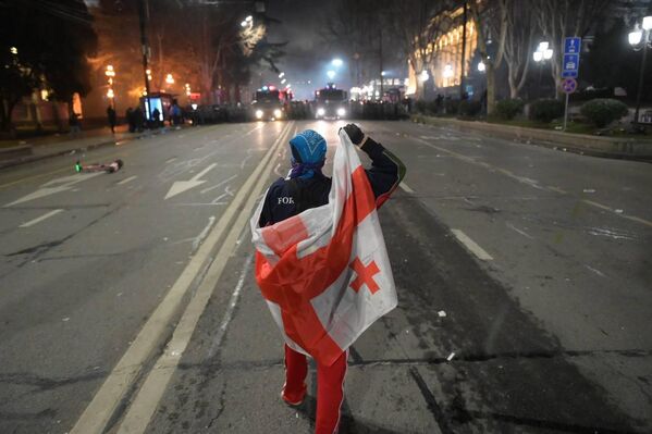 Полиция вывела на проспект Руставели спецназ, чтобы очистить территорию от митингующих. - Sputnik Грузия