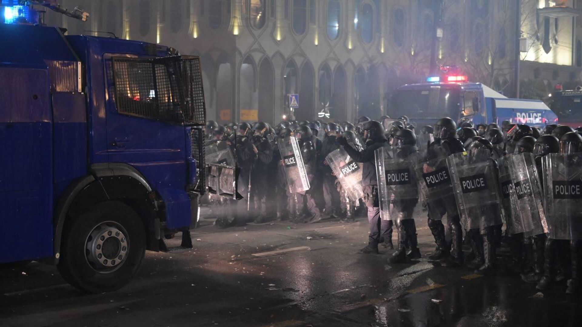 Разгон акции протеста на проспекте Руставели силами полиции в ночь с 8 на 9 марта 2023 - Sputnik Грузия, 1920, 08.03.2023