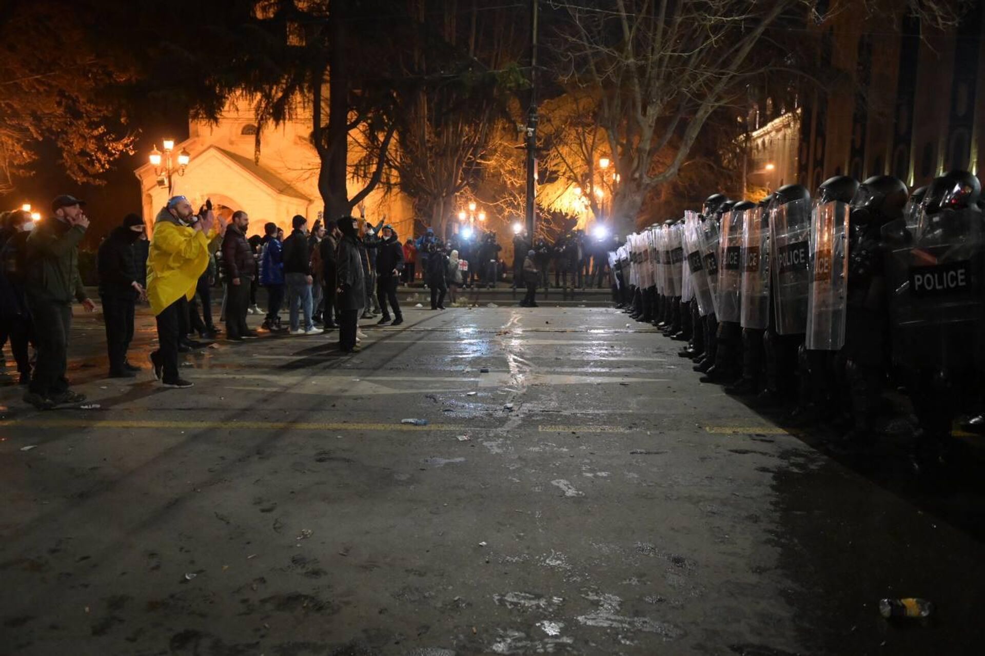 Разгон акции протеста на проспекте Руставели силами полиции в ночь с 8 на 9 марта 2023 - Sputnik Грузия, 1920, 22.12.2023