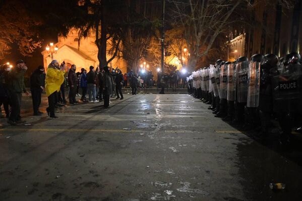 Полицейский спецназ двигался по проспекту Руставели сомкнутыми рядами, протестующих неоднократно призывали добровольно разойтись. - Sputnik Грузия