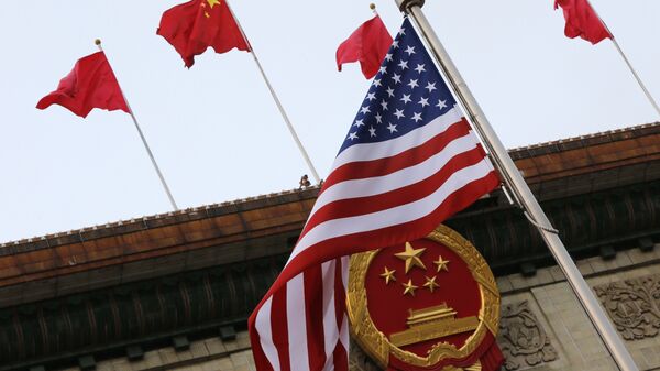 Флаги США и Китая во время визита Дональда Трампа в Пекин 9 ноября 2017 года - Sputnik Грузия
