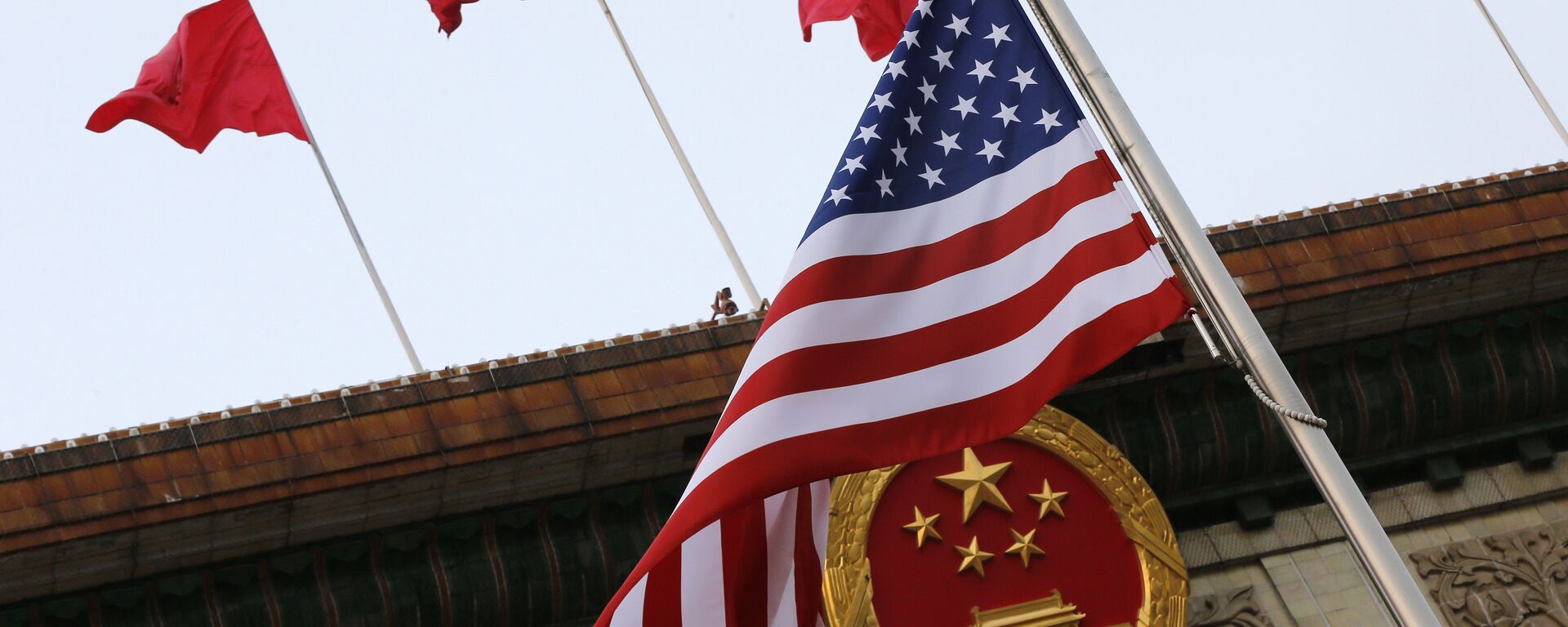 Флаги США и Китая во время визита Дональда Трампа в Пекин 9 ноября 2017 года - Sputnik Грузия, 1920, 09.03.2023