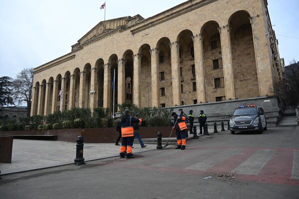 Сотрудникам службы очистки мэрии Тбилиси с утра пришлось нелегко. - Sputnik Грузия
